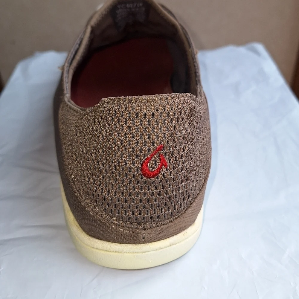 A pair of OluKai Nohea Moku mens shoes in a size 9M.They are pre-loved